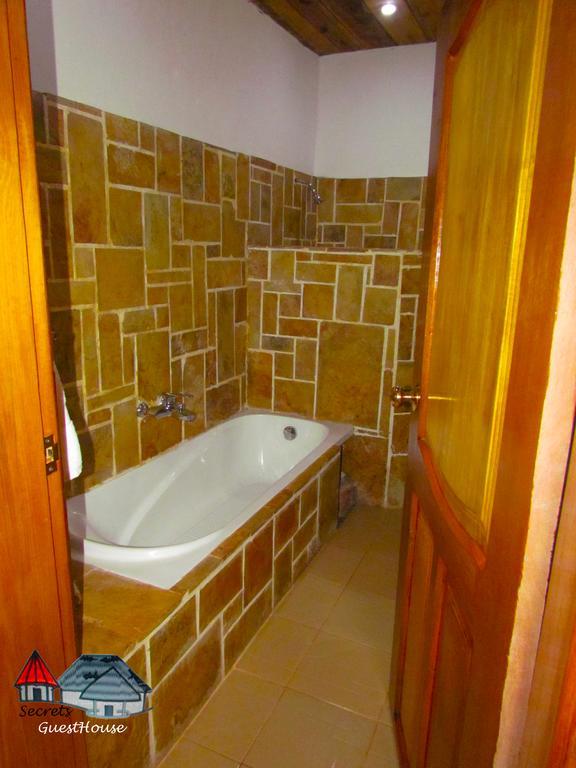 Secrets Guest House Entebbe Esterno foto