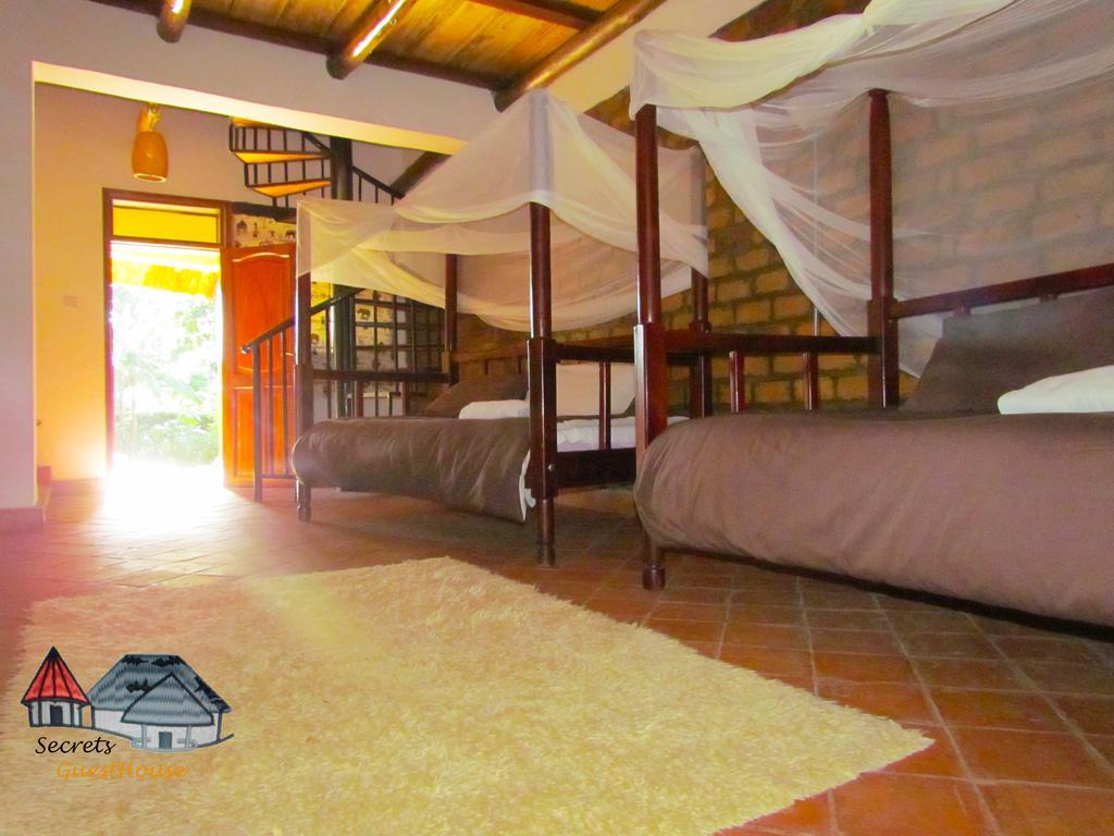 Secrets Guest House Entebbe Esterno foto