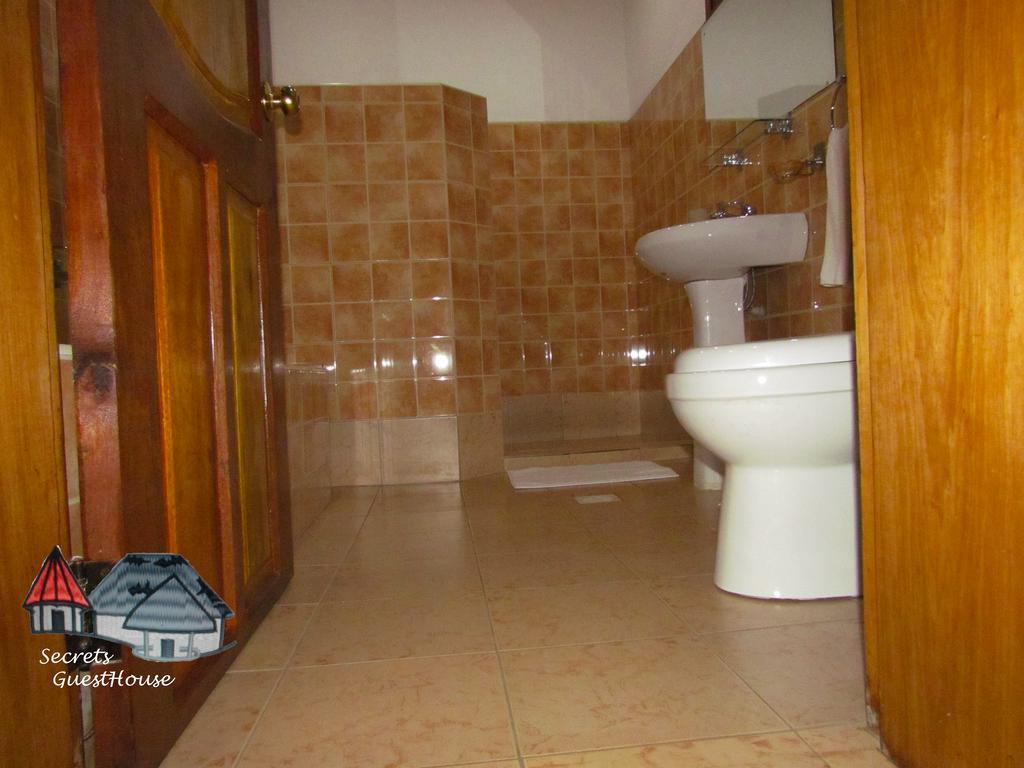 Secrets Guest House Entebbe Esterno foto
