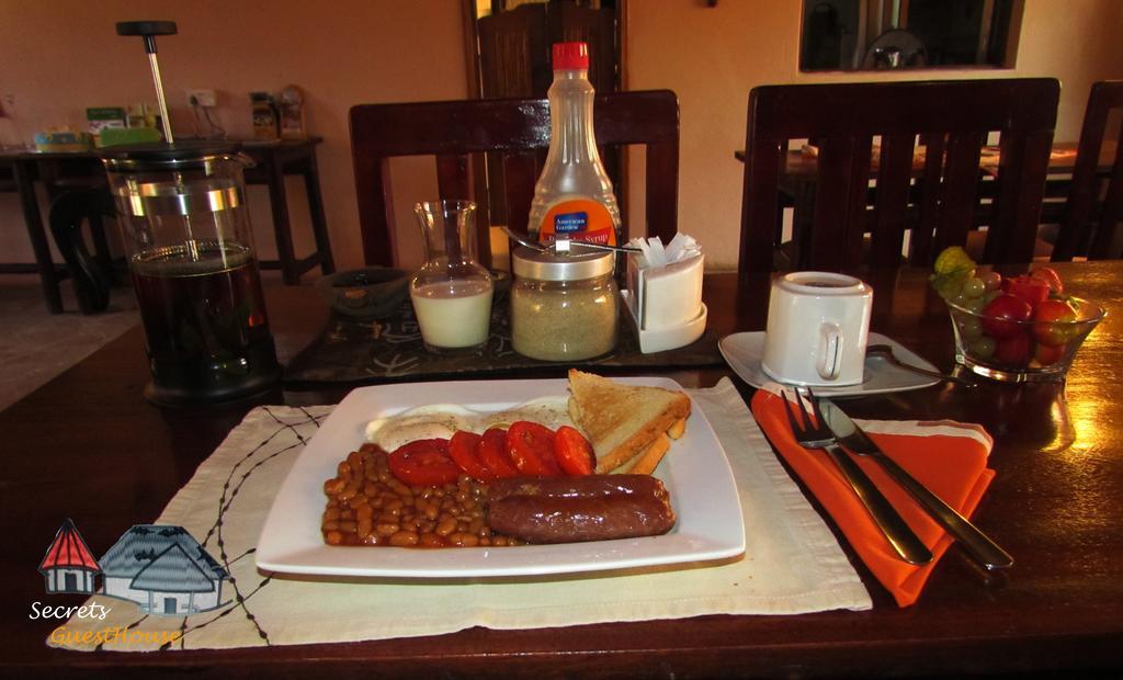 Secrets Guest House Entebbe Esterno foto